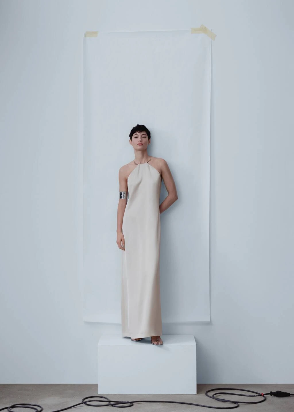 Robe En Satin à Col Rigide 2 Robe En Satin à Col Rigide – Image 2