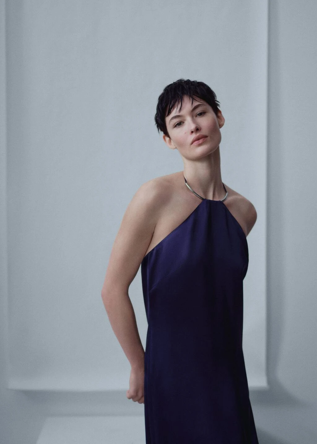 Robe En Satin à Col Rigide 8 Robe En Satin à Col Rigide – Image 8