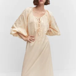 Robe Brodée Manches Bouffantes