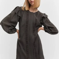 Robe Courte Détails Dentelle