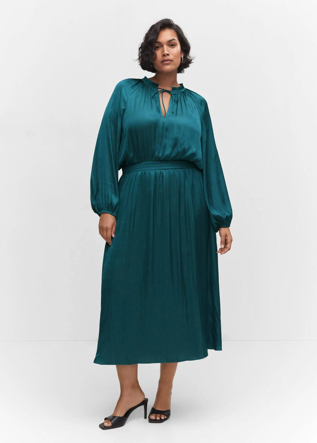 Robe Satinée Manches Bouffantes 5 Robe Satinée Manches Bouffantes – Image 5