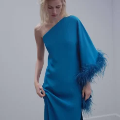 Robe Satinée Asymétrique Plumes